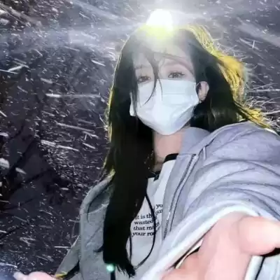仰映容